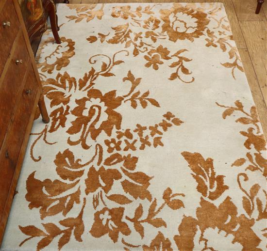 A Rug Company designer rug with gold floral patterning 183 x 122cm